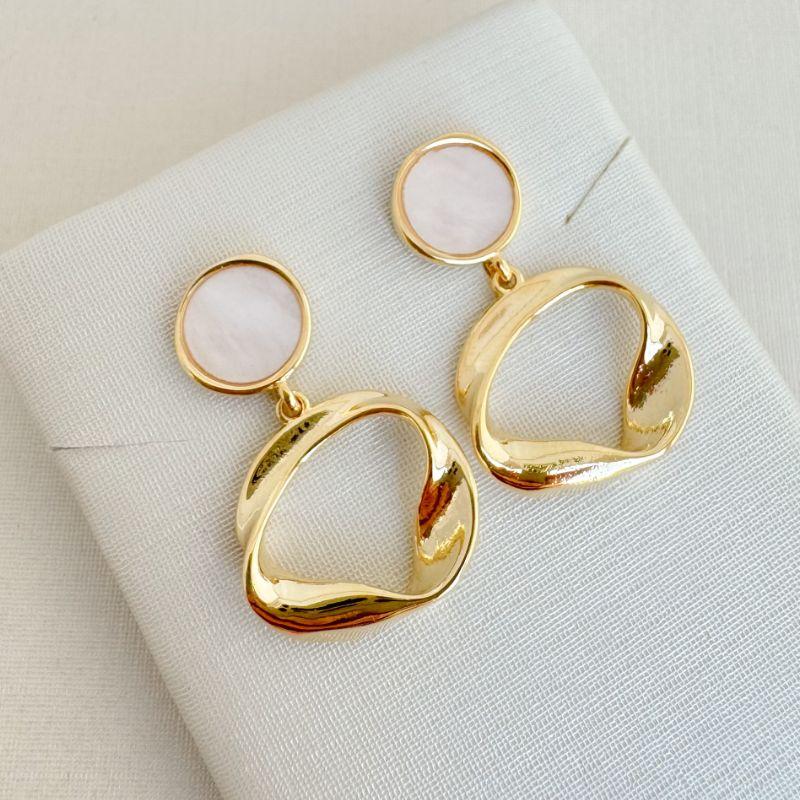 06.1872.15.O - Brinco de base circular perolada com pingente de circulo em efeito orgânico