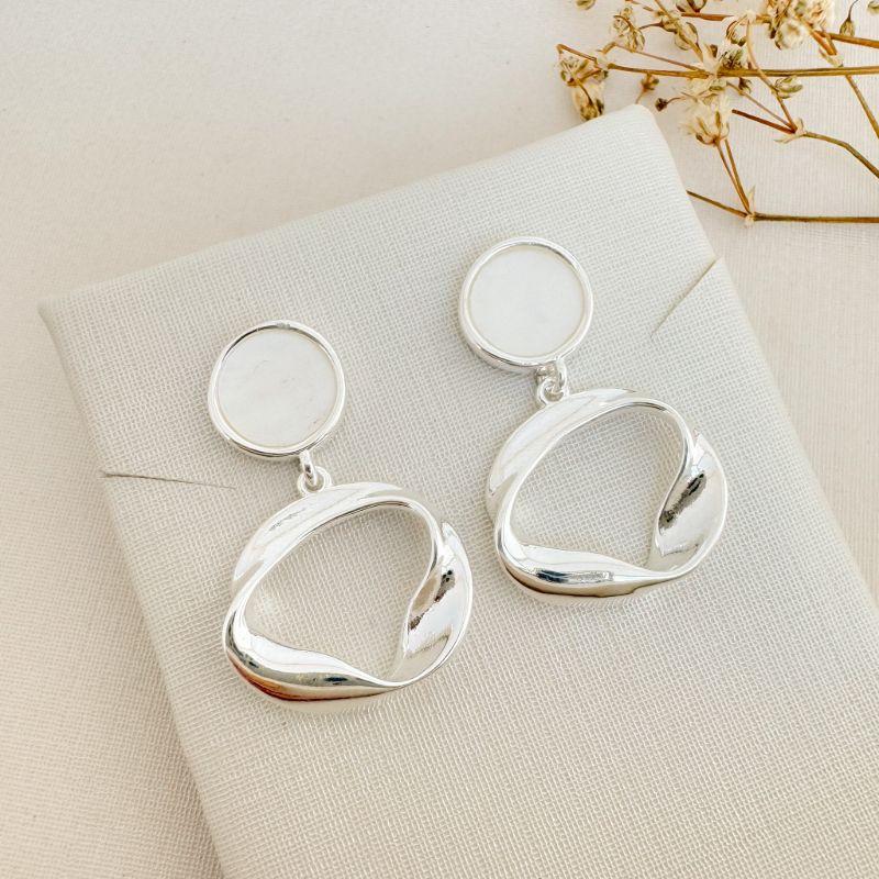 06.1872.15.S - Brinco de base circular perolada com pingente de circulo em efeito orgânico