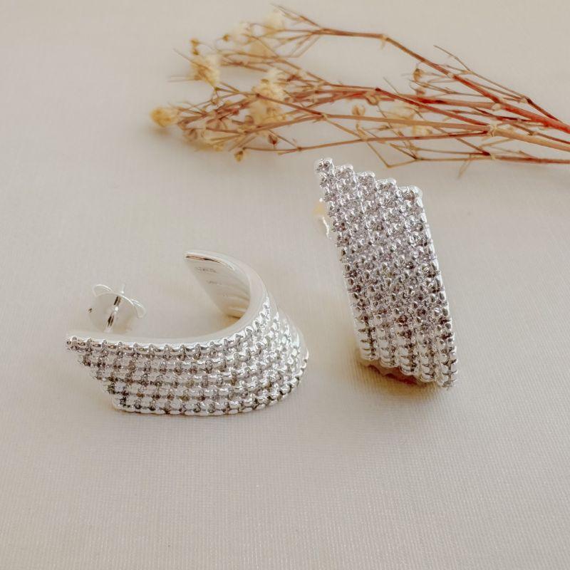 06.1874.1.S - Brinco em formato J de cinco barras com parte superior cravejado