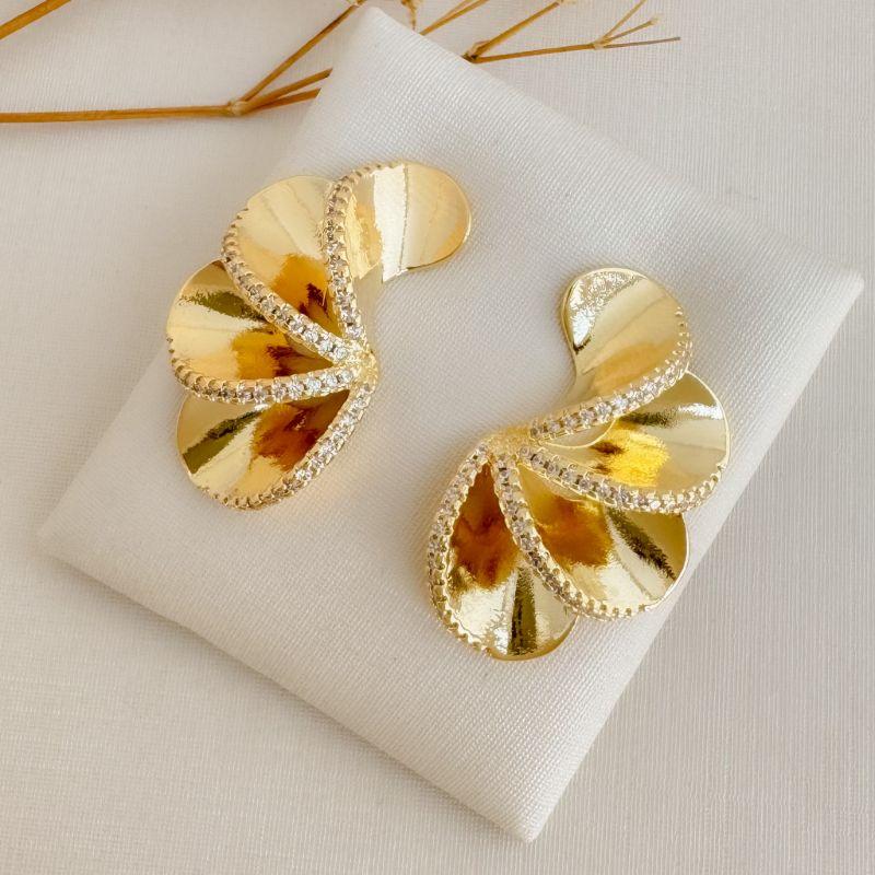 06.1875.1.O - Brinco metades de uma flor com pétalas lisas e bordas cravejadas