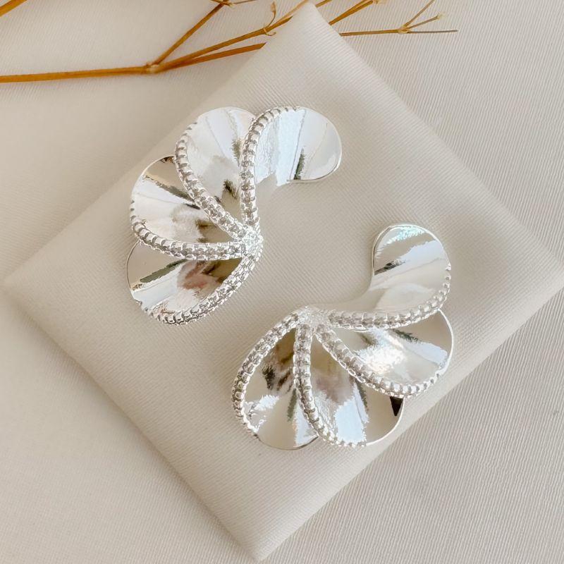 06.1875.1.S - Brinco metades de uma flor com pétalas lisas e bordas cravejadas