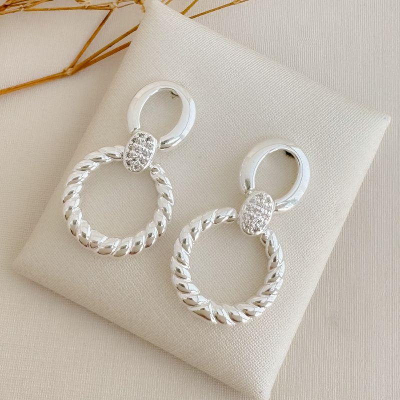 06.1877.1.S - Brinco de base circular com pingente circular em efeito corda