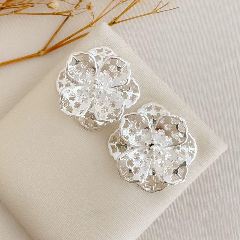 06.1878.0.S - Brinco de flor papoula com pétalas vazadas em símbolos positivo