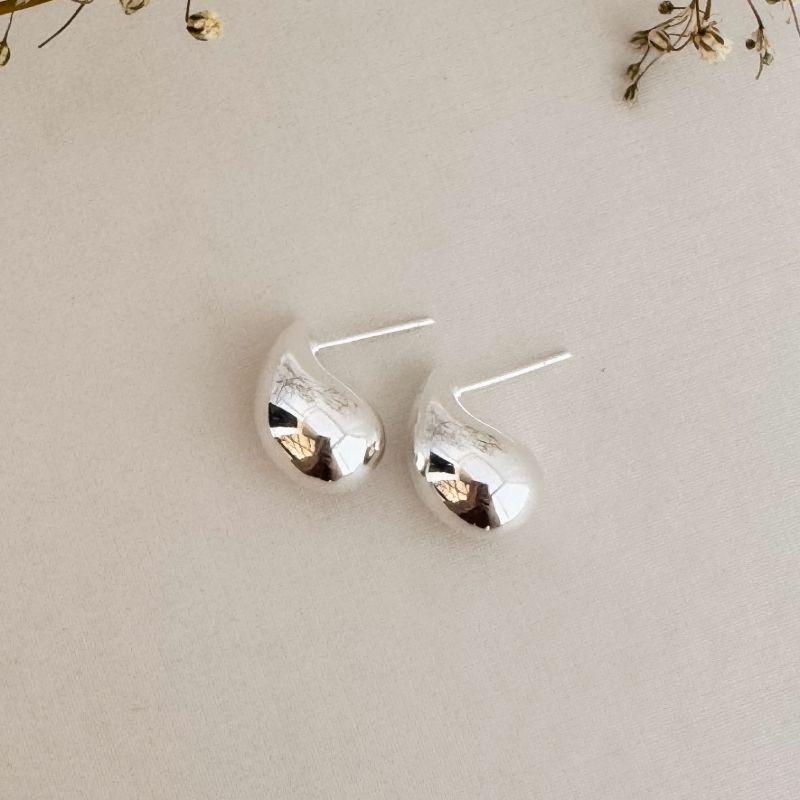 07.2252.0.S - (V2) Brinco de gota media/pequena clássica lisa. Brinco Mitama da sorte