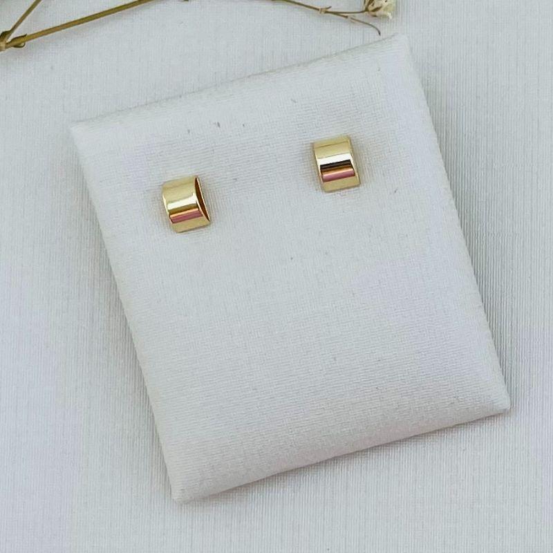 07.2270.0.O - Brinco formato quadrado com frente convexa lisa e borda reta