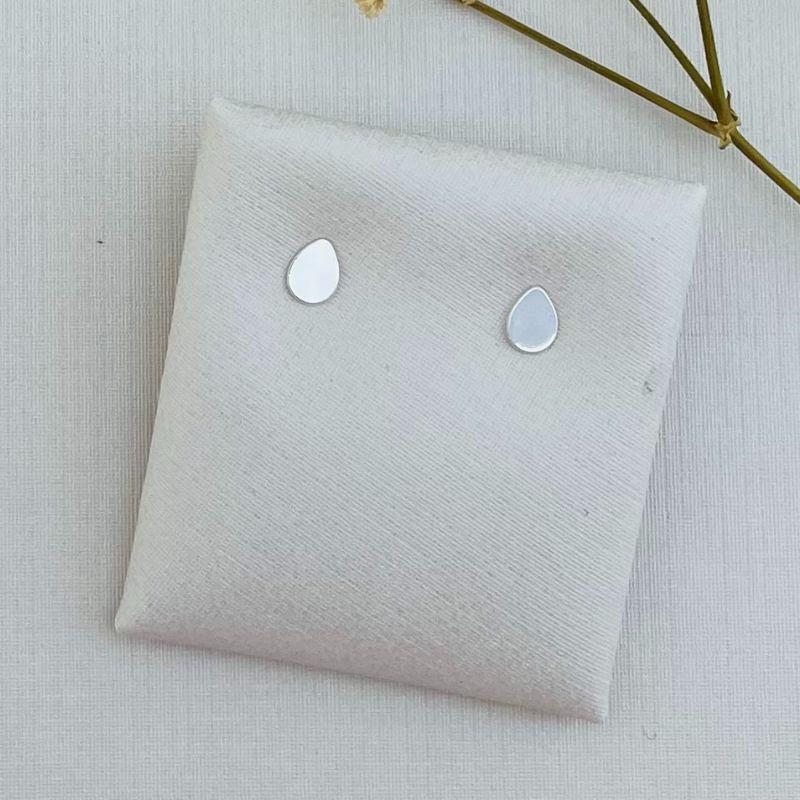 07.2271.0.S - Brinco de formato gota lisa reta com borda reta