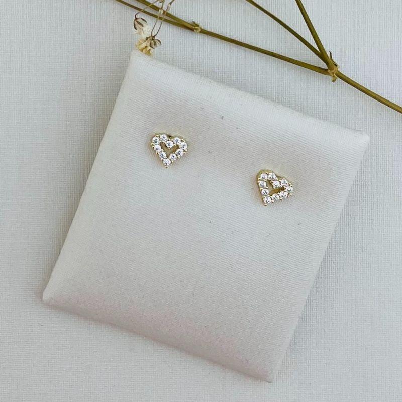 07.2277.1.O - Brinco de silhueta coração cravejado simples