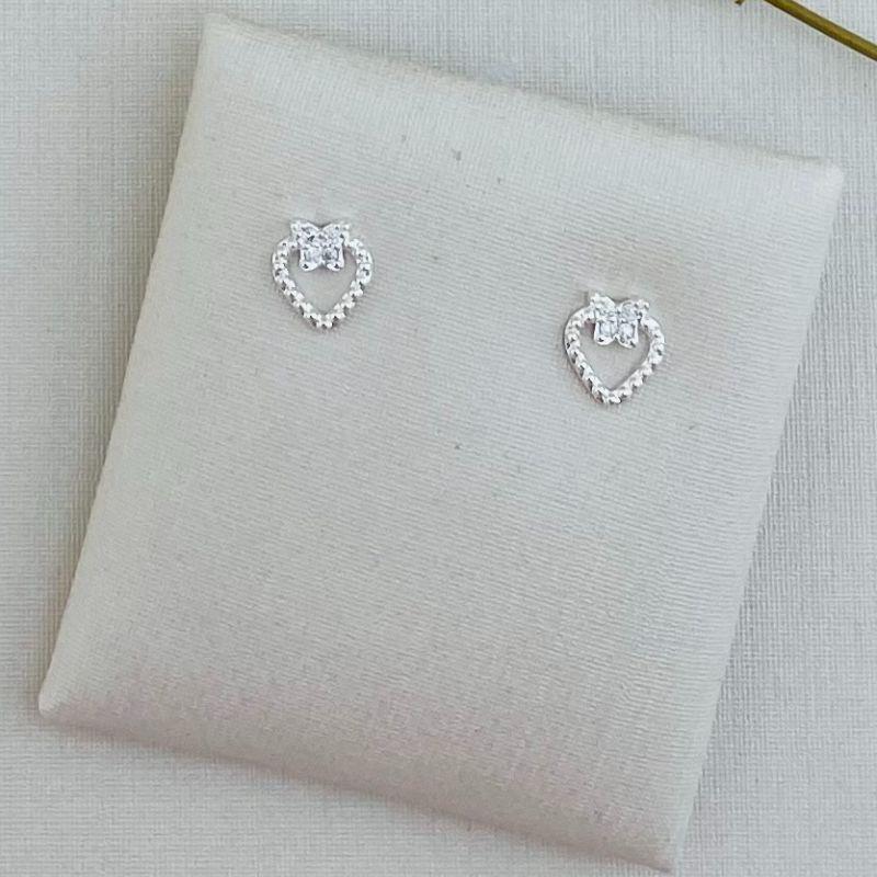 07.2279.1.S - Brinco silhueta de coração em spikes com laço cravejado