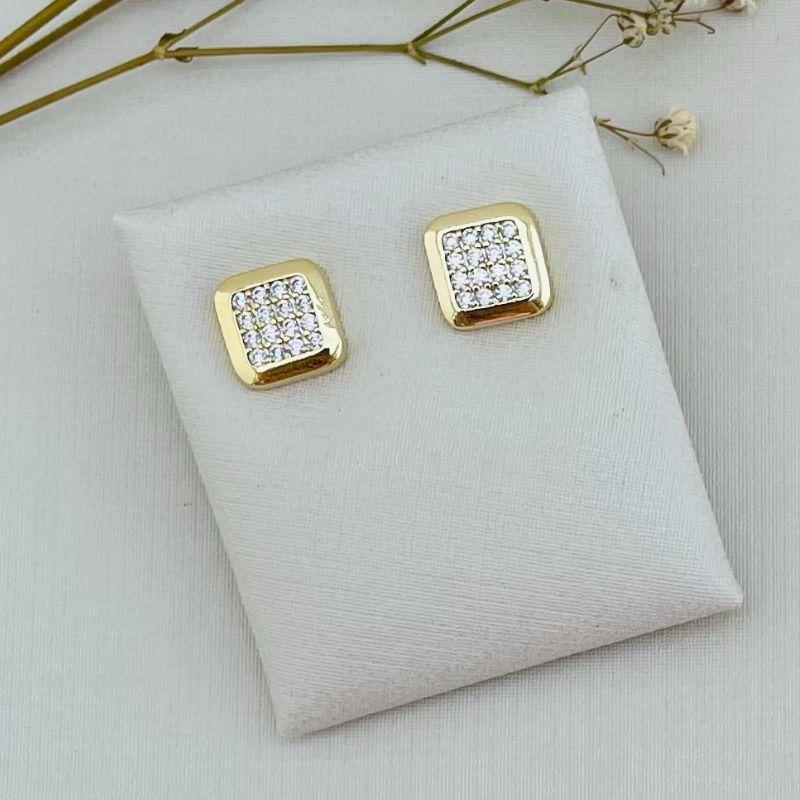 07.2284.1.O - Brinco quadrado quatro por quatro em cravação com borda larga lisa arredondada