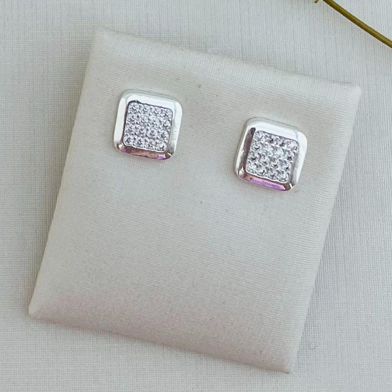 07.2284.1.S - Brinco quadrado quatro por quatro em cravação com borda larga lisa arredondada