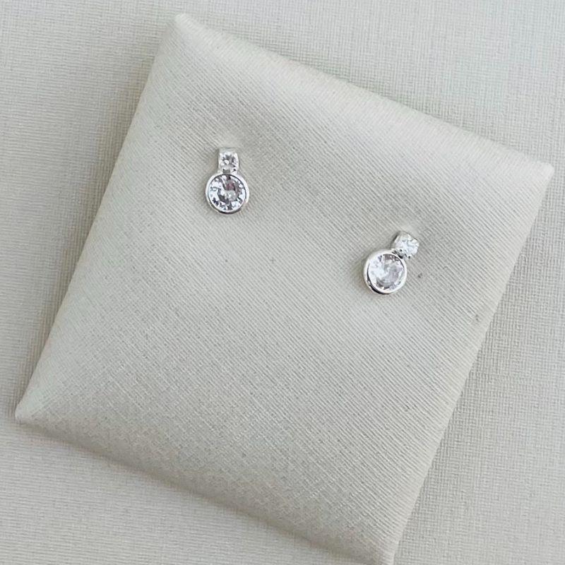 07.2285.1.S - Brinco de micro ponto de luz em cravação garras com ponto de luz maior em cravação inglesa