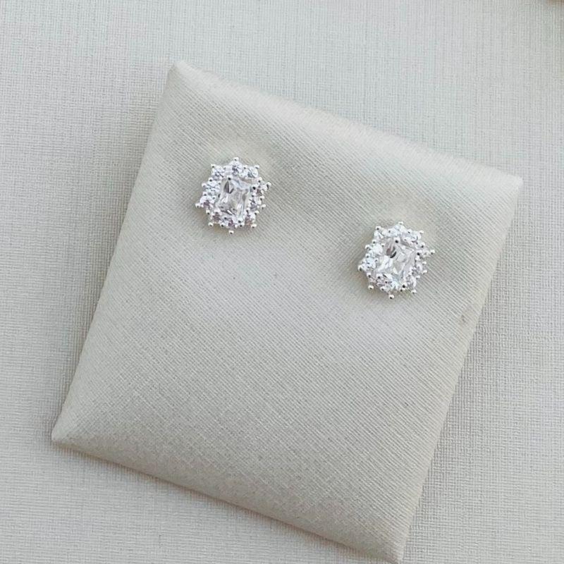 07.2287.1.S - Brinco de pedra retangular com borda de cravação em micro zircônias