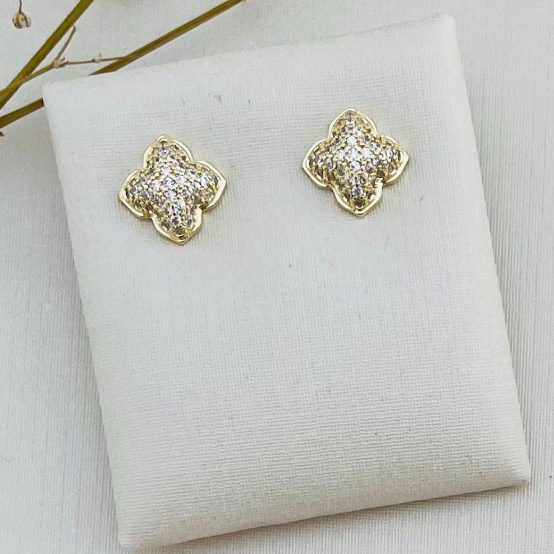 07.2288.1.O - Brinco de quatro pontas em formato cúpula com centro abaloado cravejado