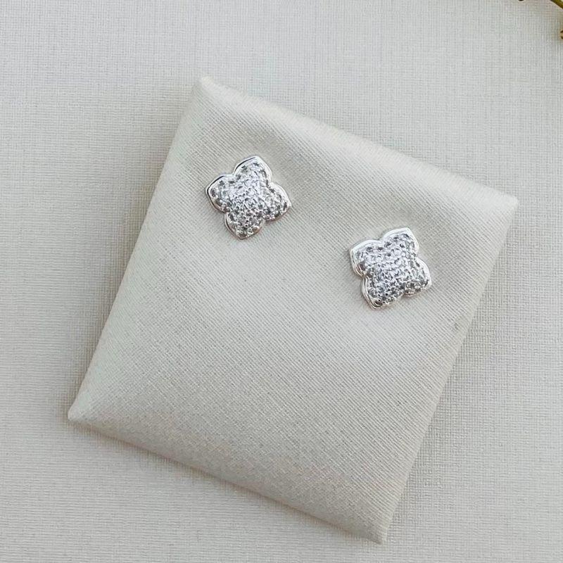 07.2288.1.S - Brinco de quatro pontas em formato cúpula com centro abaloado cravejado