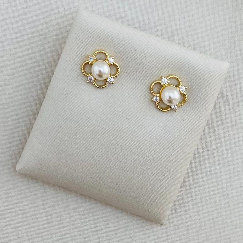 07.2289.15.O - Brinco de silhueta alhambra com perola central