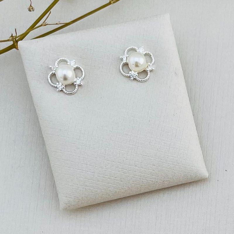 07.2289.15.S - Brinco de silhueta alhambra com perola central