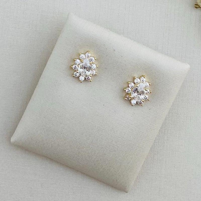 07.2290.1.O - Brinco de gota central com uma fileira em volta de cravação