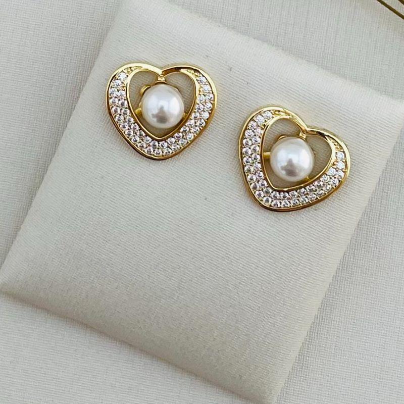 07.2291.15.O - Brinco de formato coração cravejado com perola grande central