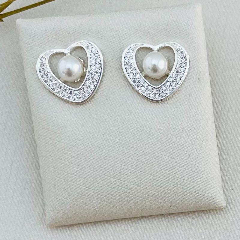 07.2291.15.S - Brinco de formato coração cravejado com perola grande central