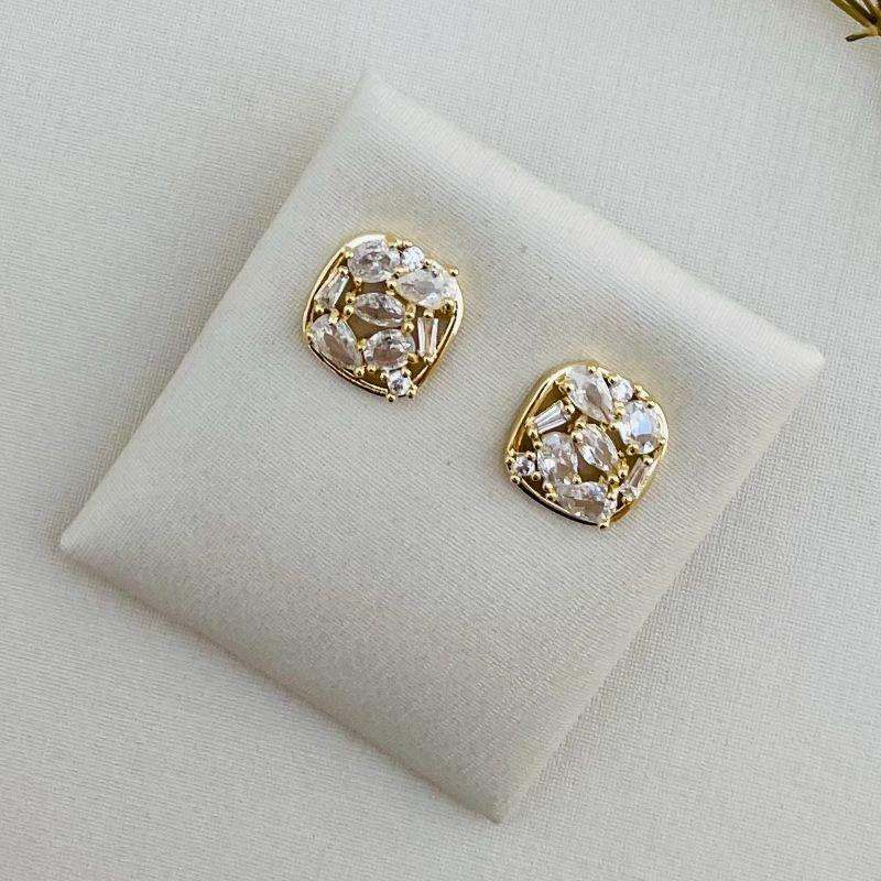 07.2292.1.O - Brinco de borda lisa quadrada com pedras assimétricas em cravação garras