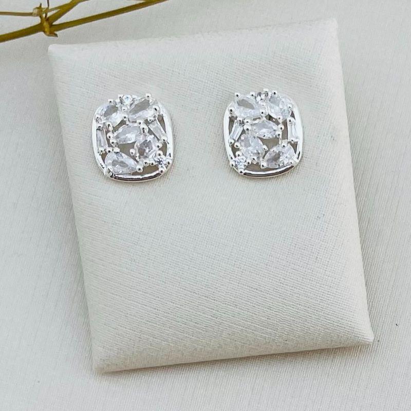 07.2292.1.S - Brinco de borda lisa quadrada com pedras assimétricas em cravação garras