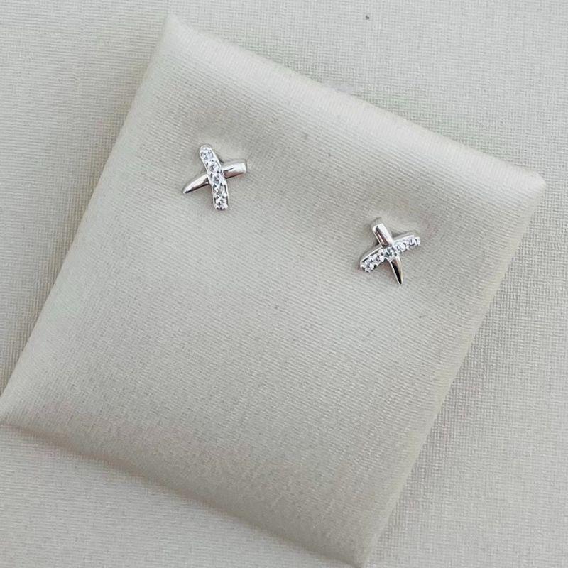 07.2293.1.S - Brinco de formato micro X uma perna cravejada e outra lisa