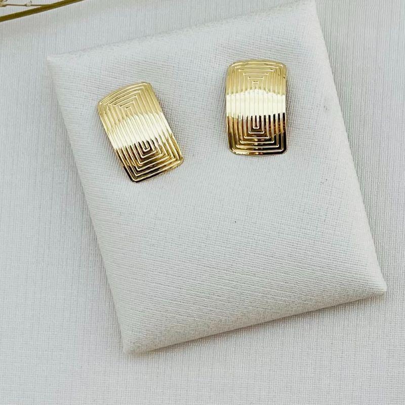 07.2295.0.O - Brinco de chapa retangular côncava em efeito labirinto