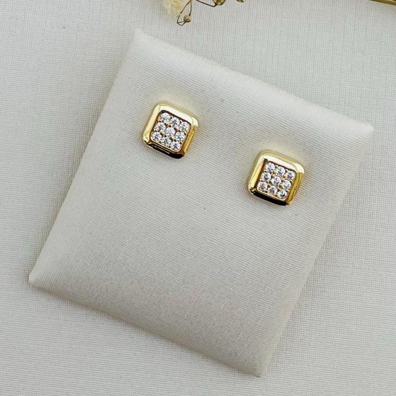 07.2297.1.O - (Tam. P) Brinco quadrado com cravação tres por tres e borda larga lisa arredondada