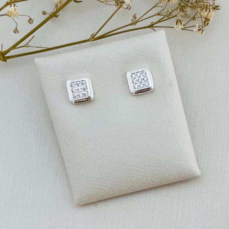 07.2297.1.S - (Tam. P) Brinco quadrado com cravação tres por tres e borda larga lisa arredondada