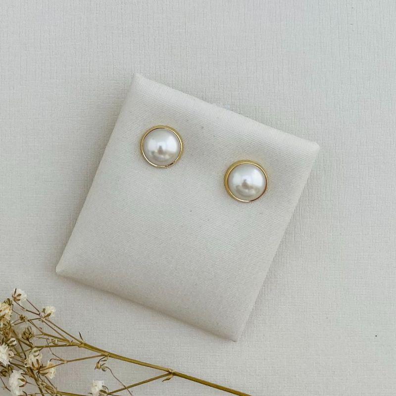 07.2299.15.O - (Tam. M) Brinco de pérola metade em cravação inglesa