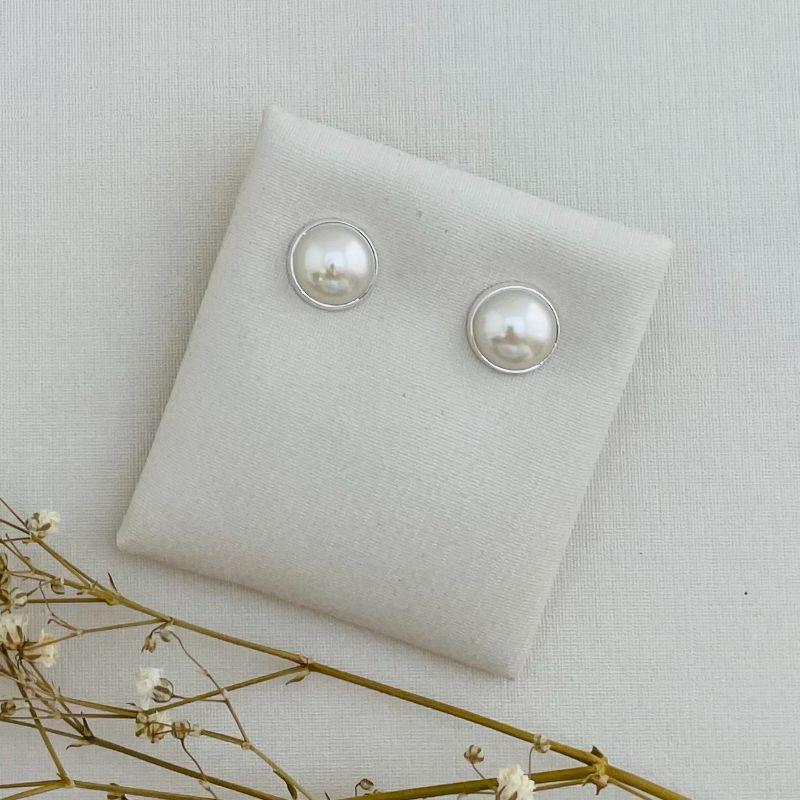 07.2299.15.S - (Tam. M) Brinco de pérola metade em cravação inglesa