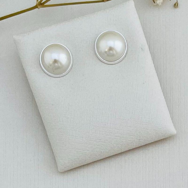 07.2300.15.S - (Tam. G) Brinco de pérola metade em cravação inglesa