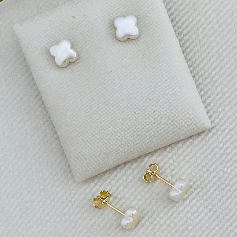 07.2301.15.O - Brinco de perola em formato flor alhambra. Insp. Van Cleef