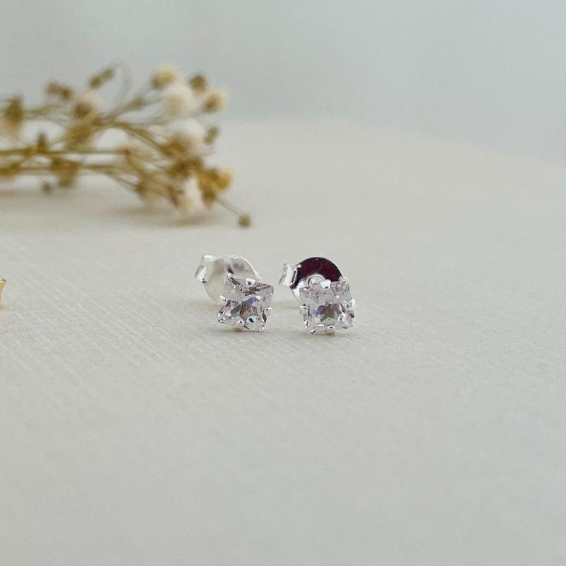 07.2302.1.S - Brinco ponto de luz em quadrado de quatro garras