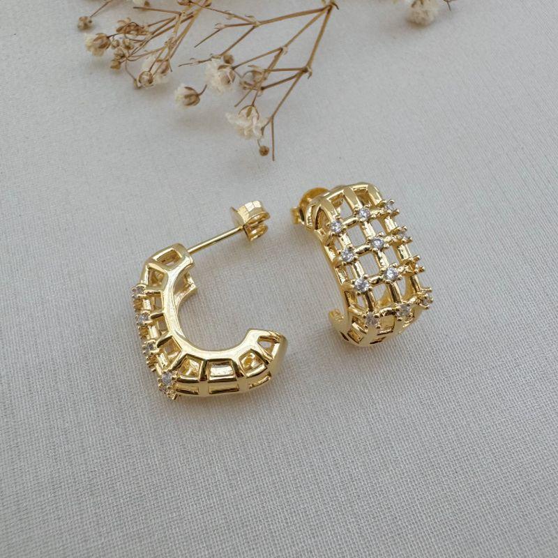 07.2303.1.O - Brinco de formato J largo em efeito grade com micro pontos de luz