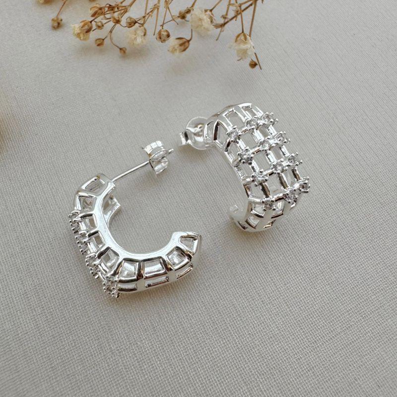 07.2303.1.S - Brinco de formato J largo em efeito grade com micro pontos de luz