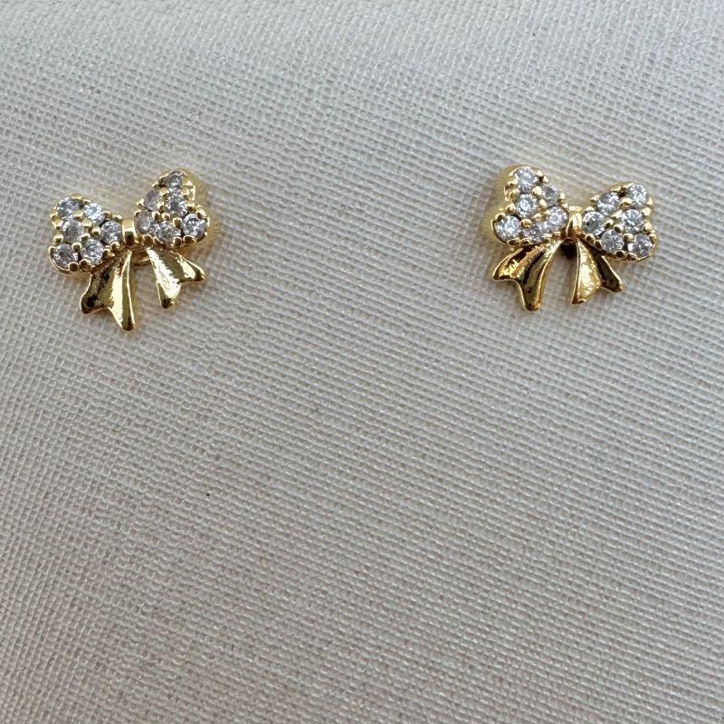 07.2304.1.O - Brinco de laço com parte de cima cravejada e fita lisa