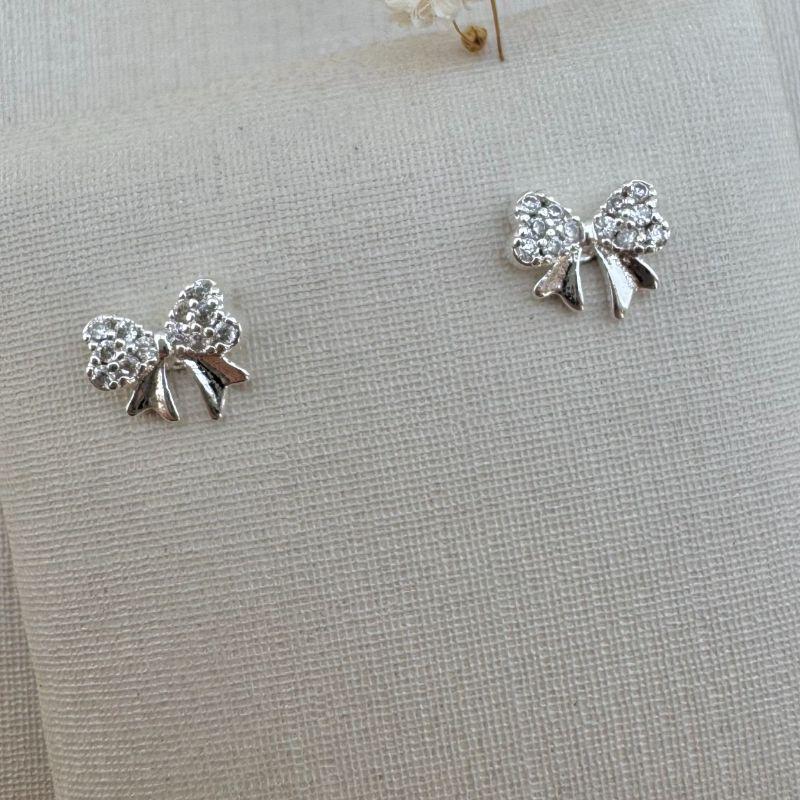 07.2304.1.S - Brinco de laço com parte de cima cravejada e fita lisa