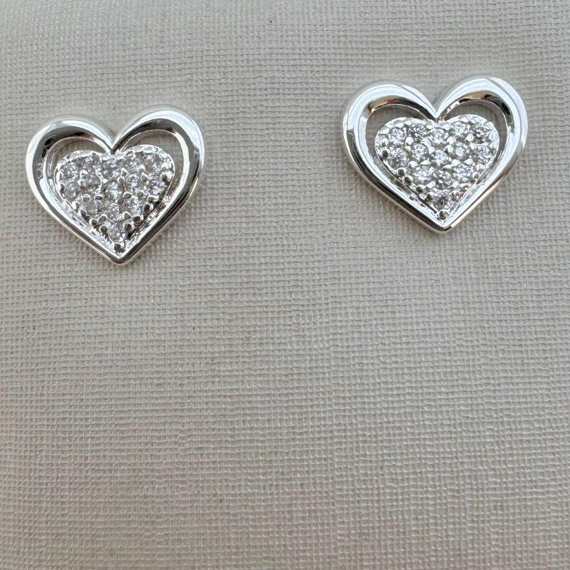 07.2305.1.S - Brinco de formato coração com central cravejado e silhueta lisa em volta