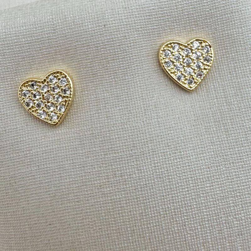 07.2306.1.O - Brinco de coração cravejado com borda lisa de efeito micro spike