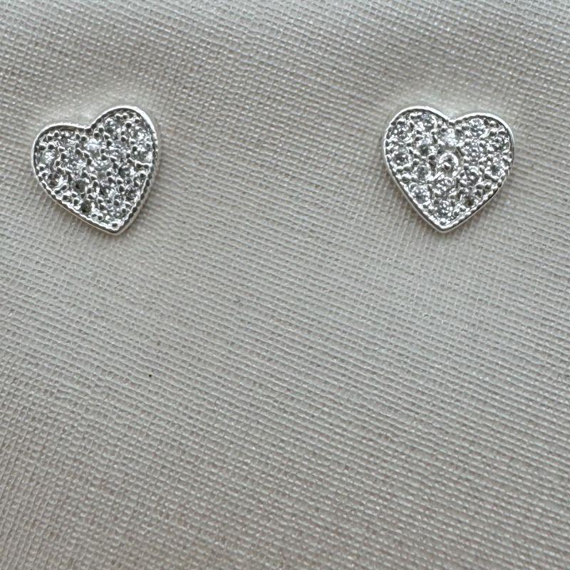 07.2306.1.S - Brinco de coração cravejado com borda lisa de efeito micro spike