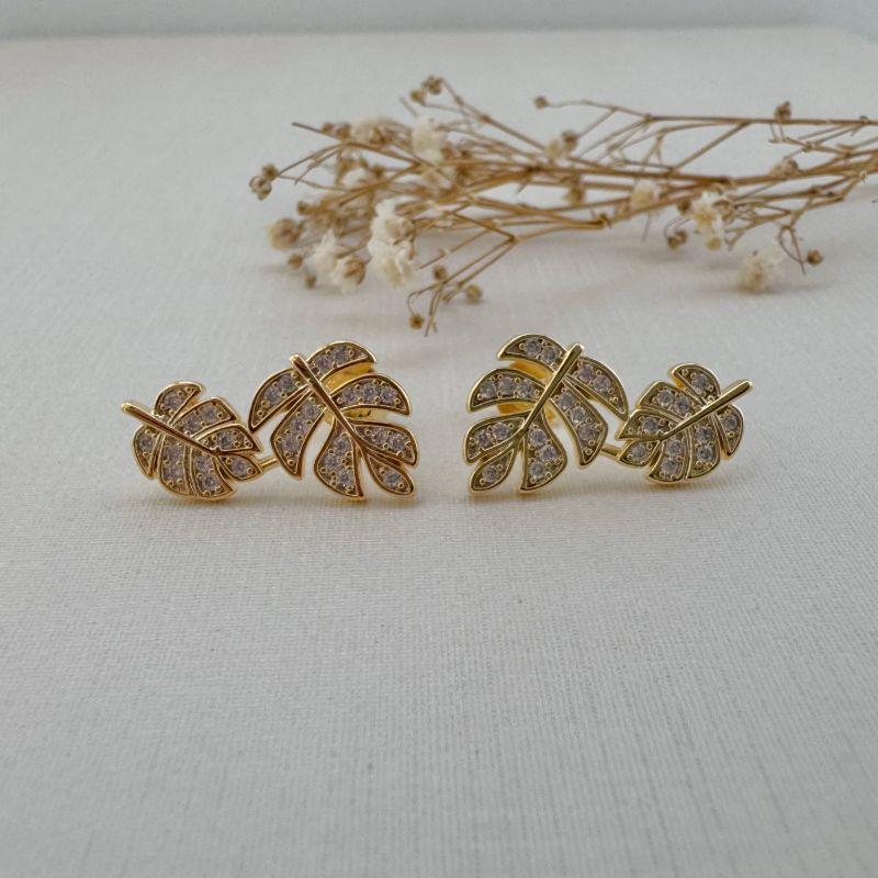 07.2308.1.O - Brinco de dus folhas costela de Adão cravejada com borda lisa