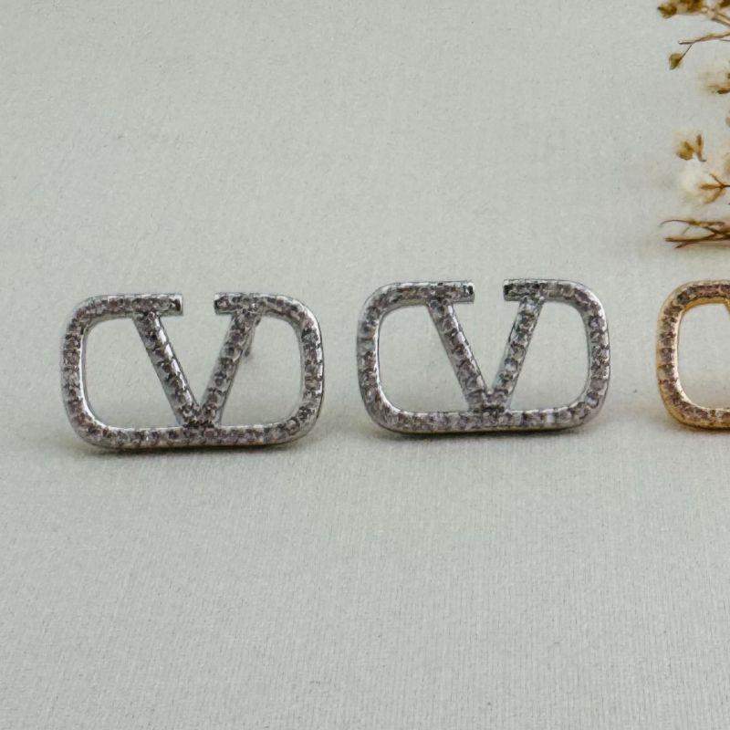 07.2314.1.B - Brinco silhueta de retângulo horizontal com V central cravejado. Insp. Luis Vitton