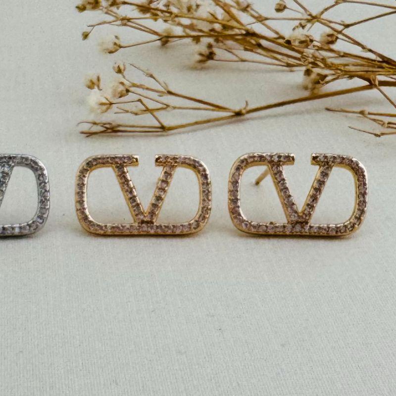 07.2314.1.O - Brinco silhueta de retângulo horizontal com V central cravejado. Insp. Luis Vitton