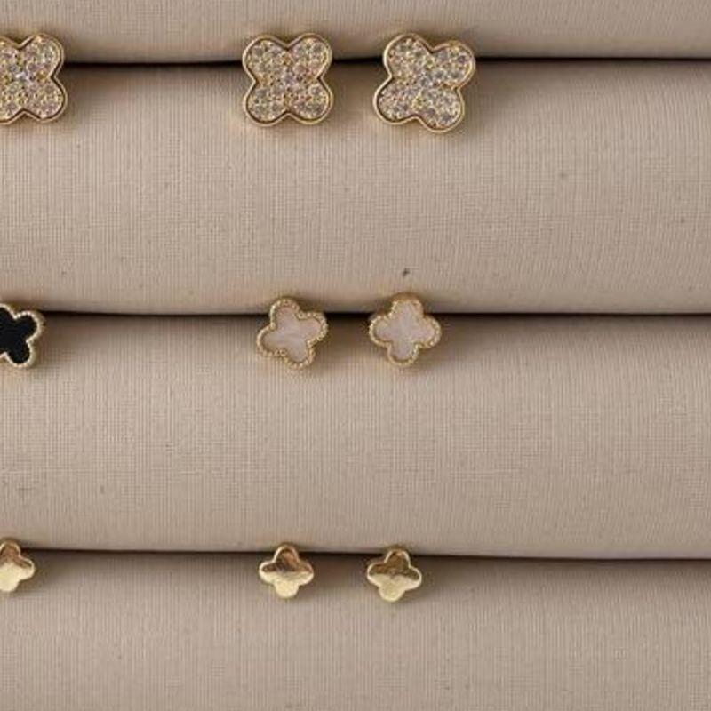 07.2617.15.O - Trio de brincos pequenos de flor alhambra, 1 cravejado 2 resina 3 liso