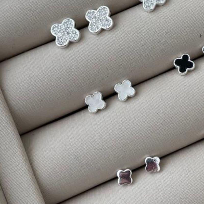 07.2617.15.S - Trio de brincos pequenos de flor alhambra, 1 cravejado 2 resina 3 liso