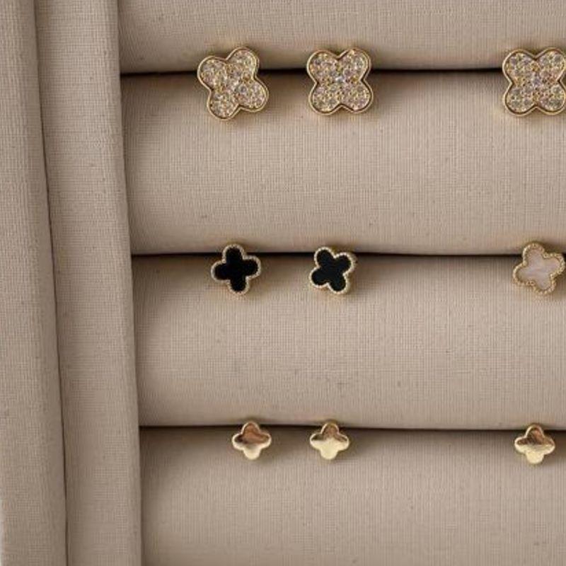 07.2617.2.O - Trio de brincos pequenos de flor alhambra, 1 cravejado 2 resina 3 liso