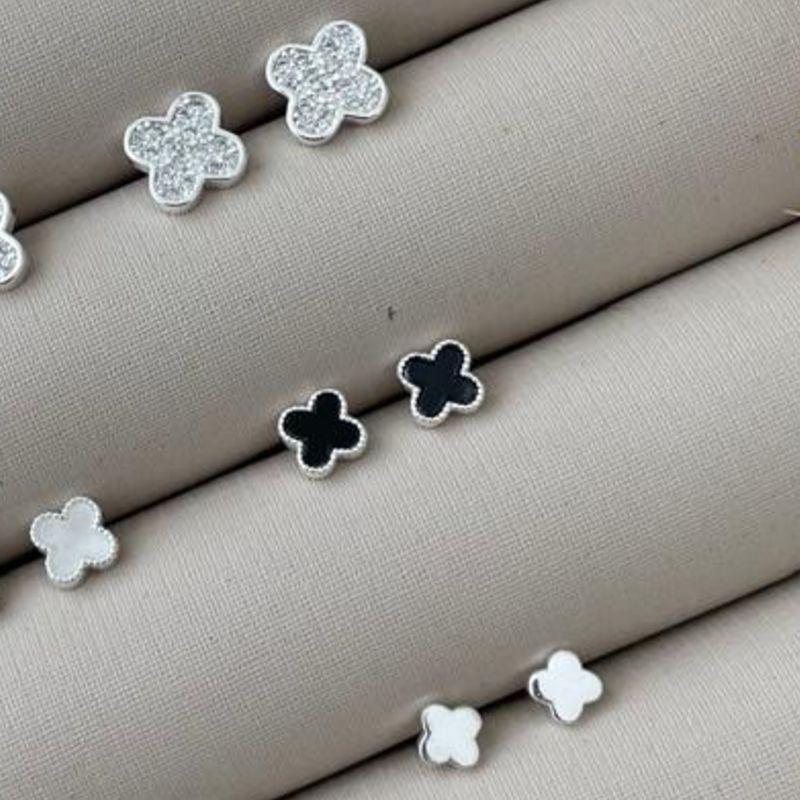 07.2617.2.S - Trio de brincos pequenos de flor alhambra, 1 cravejado 2 resina 3 liso