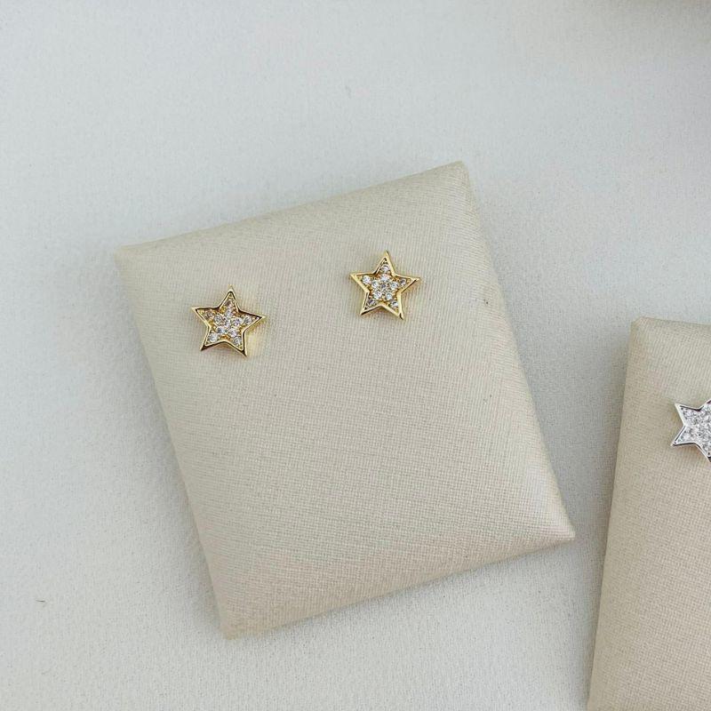 07.2635.1.O - Brinco de estrela cravejada com borda alta lisa