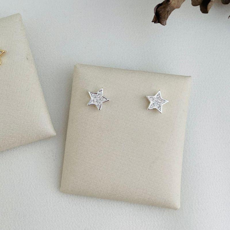 07.2635.1.S - Brinco de estrela cravejada com borda alta lisa